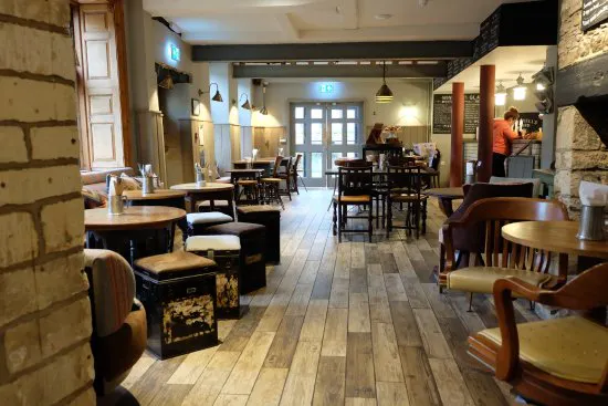 https://www.tripadvisor.co.uk/LocationPhotoDirectLink-g209965-d7899736-i219755047-Timbrell_s_Yard-Bradford_on_Avon_Wiltshire_England.html