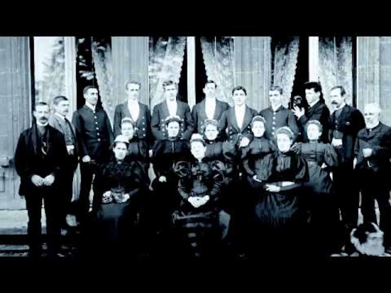 Lady Almina and the Real Downton Abbey - Upstairs and Downstairs