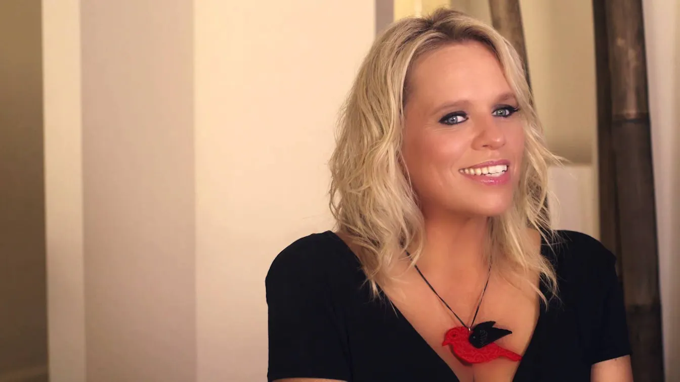 POSTER GIRL by Beccy Cole - Extended Promo